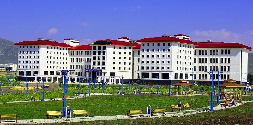 Kampüs Meydanı