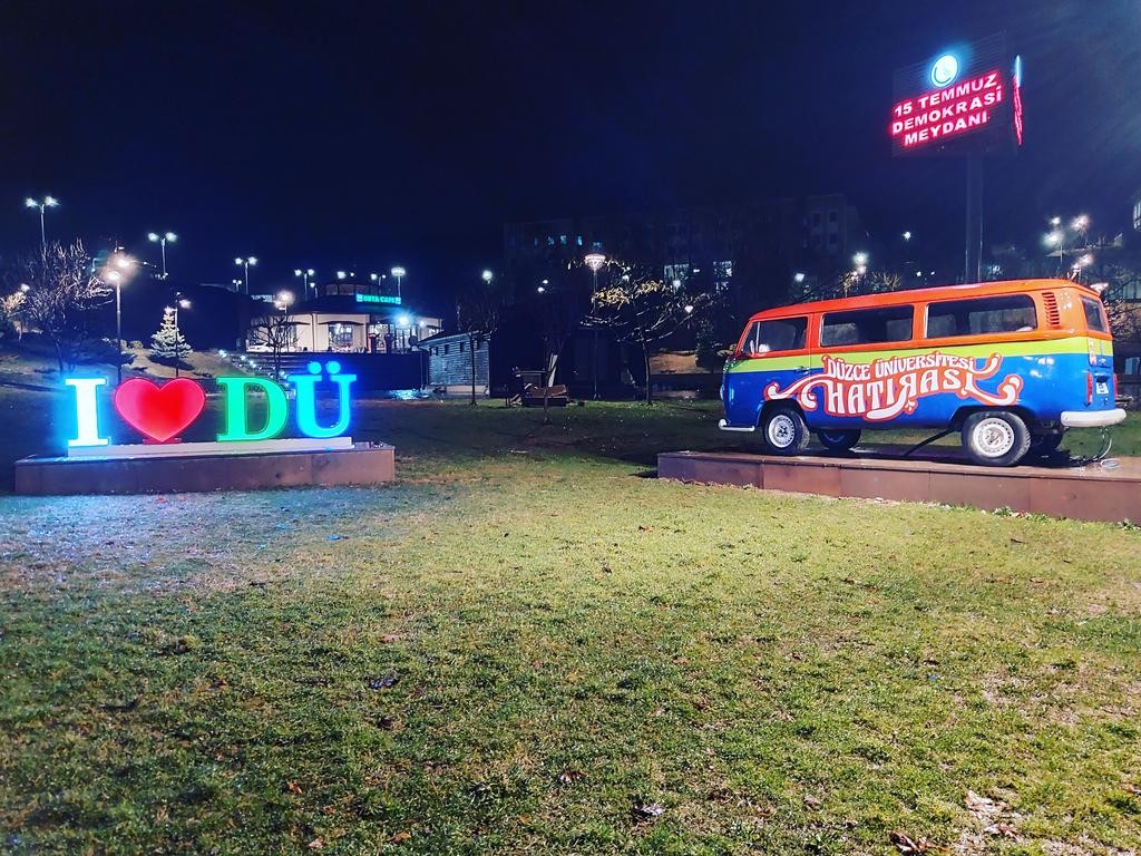 Kampüs Meydanı