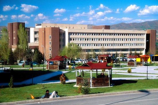 Kampüs Meydanı